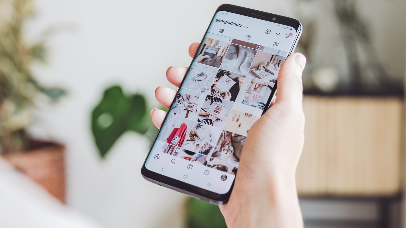 Personne consultant un contenu sponsorisé sur son smartphone