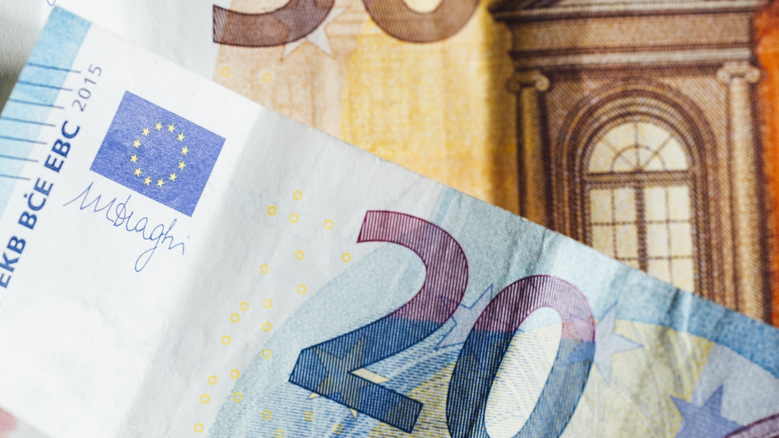 Billet de vingt euros posé sur une table en bois