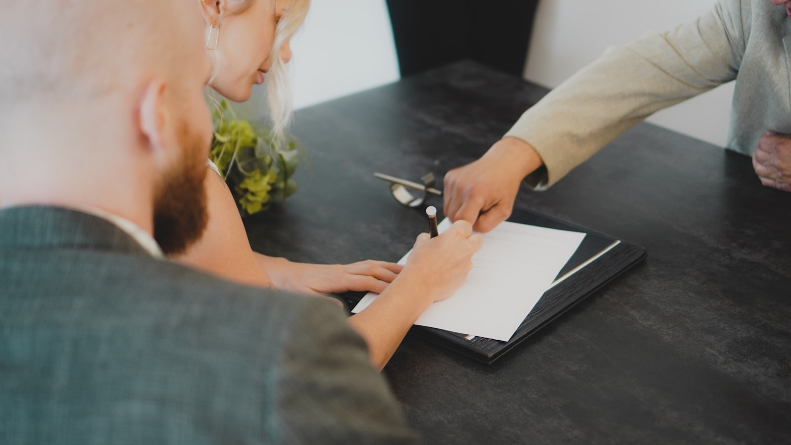 Signature d'un contrat entre deux parties à un bureau