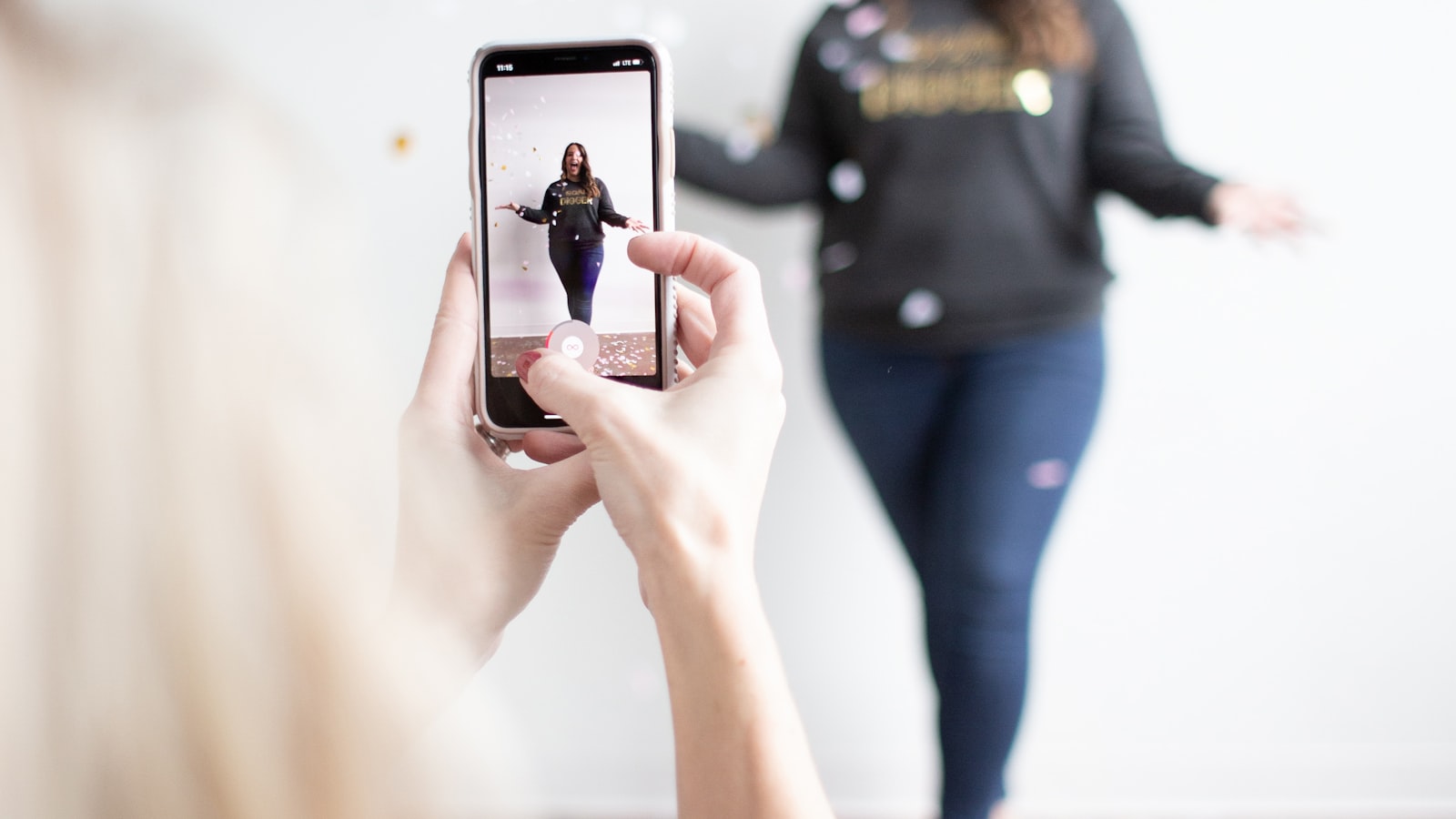 Prise de vue d'une créatrice photographiée au smartphone