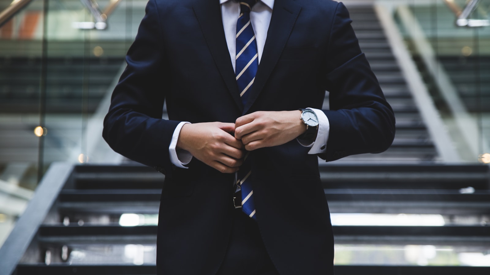 Professionnel en costume amorçant une reconversion