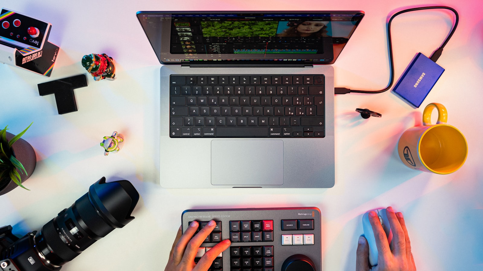 Créateur à temps plein tapant sur son clavier