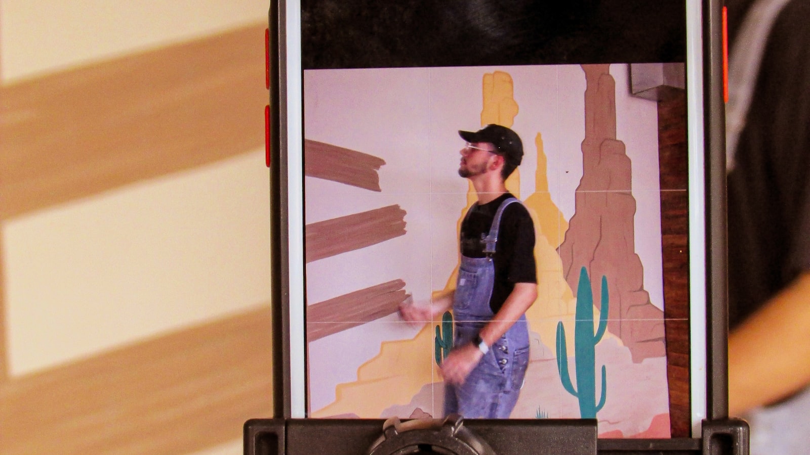 Smartphone monté sur trépied pour un tournage d'influenceur