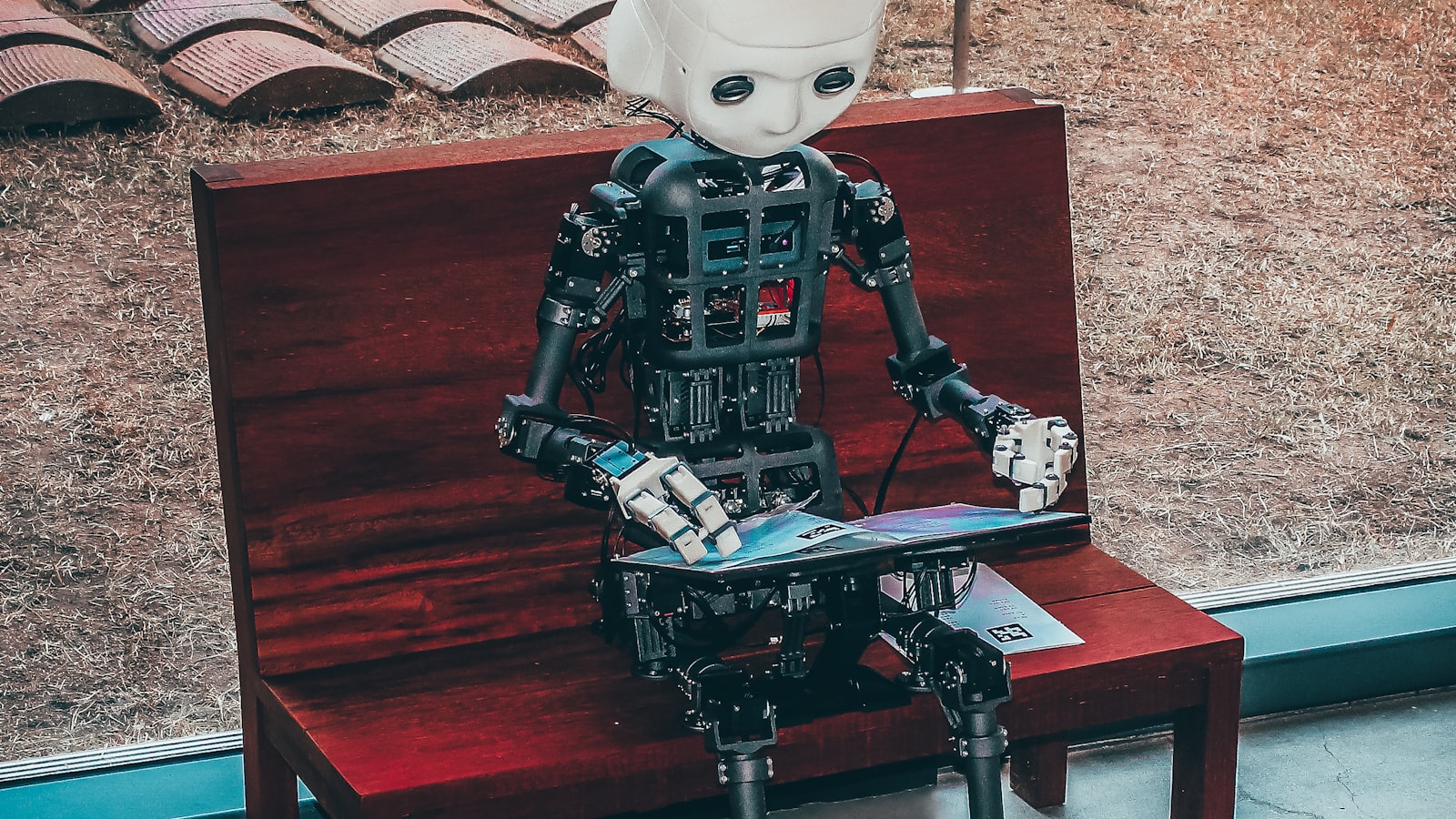 Robot symbolisant l'intelligence artificielle dans la création de contenu