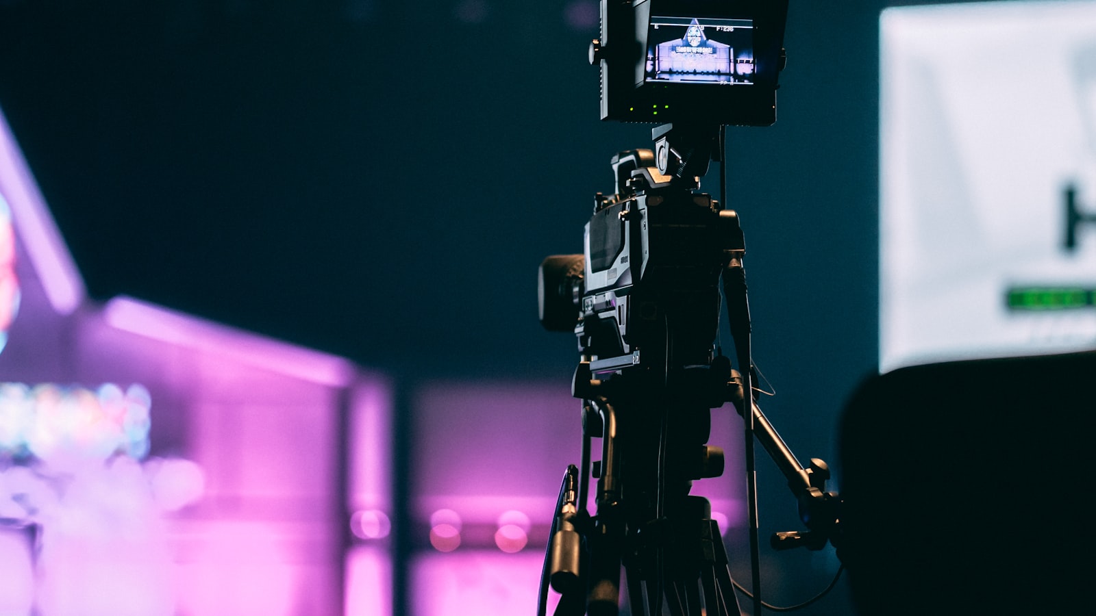 Installation de live streaming avec caméra sur trépied et ordinateur portable
