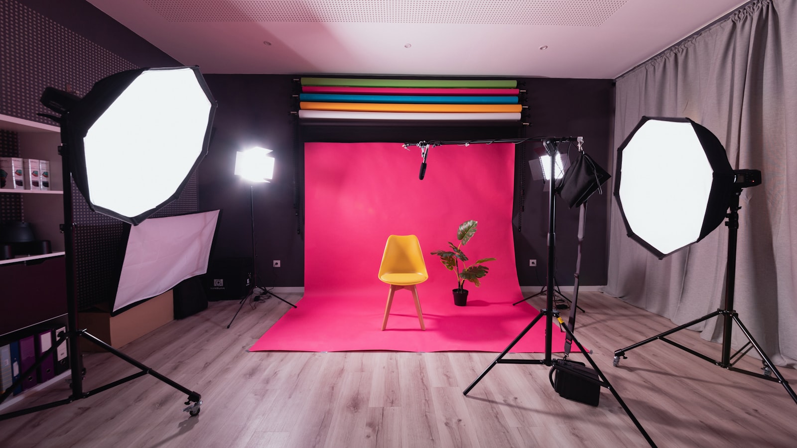 Studio de shooting avec fond rose pour une campagne de marque