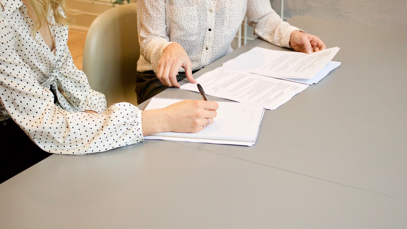Signature d'un contrat entre deux professionnelles