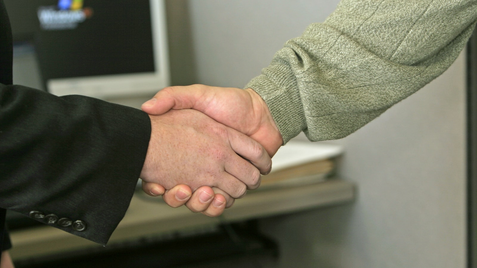 Poignée de main entre deux professionnels lors d'un rendez-vous