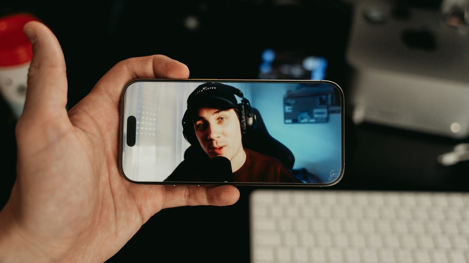 Personne regardant un direct sur son téléphone