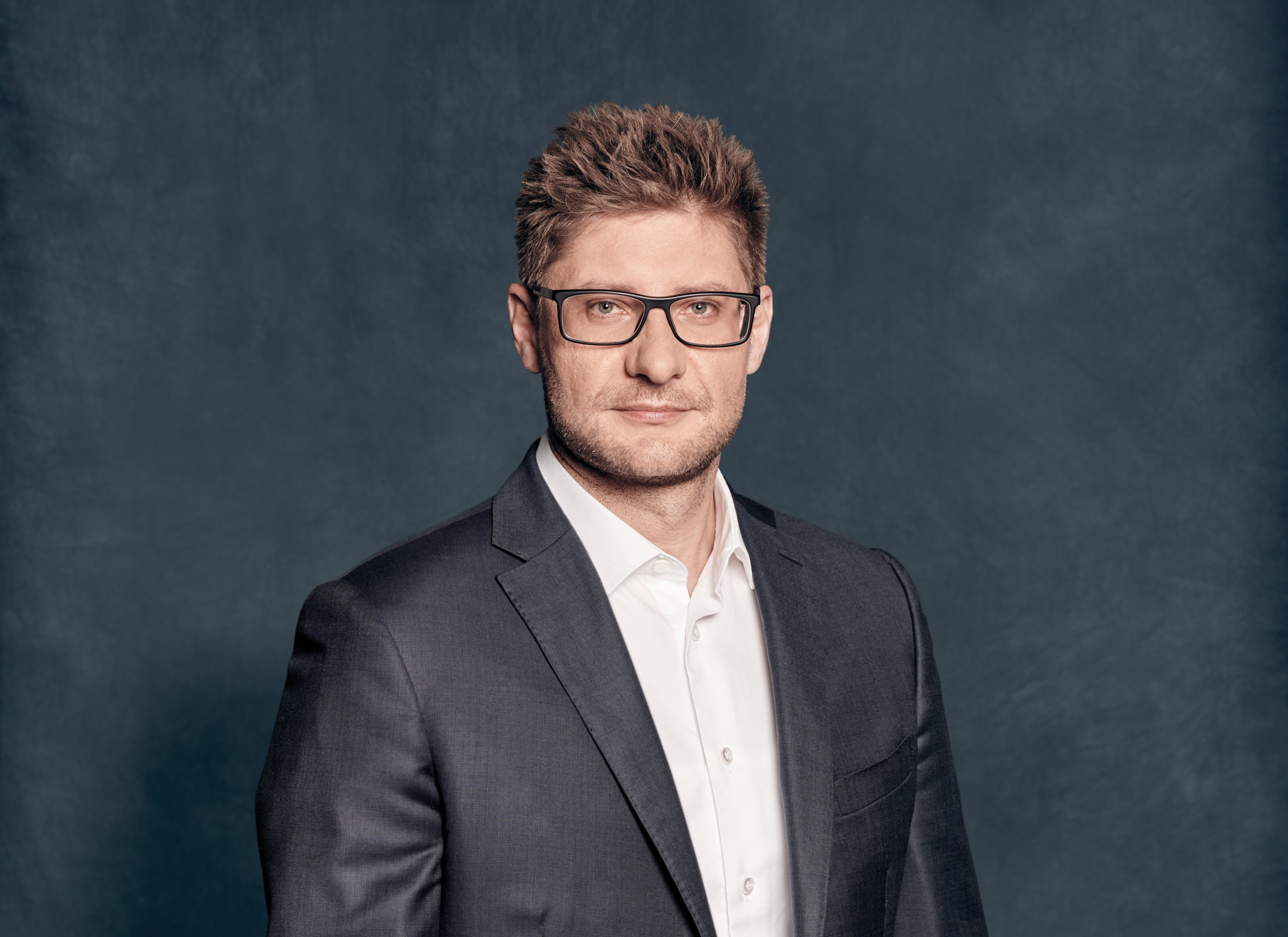 Na trhu je přebytek peněz. Kam s nimi, když ne do akcií?