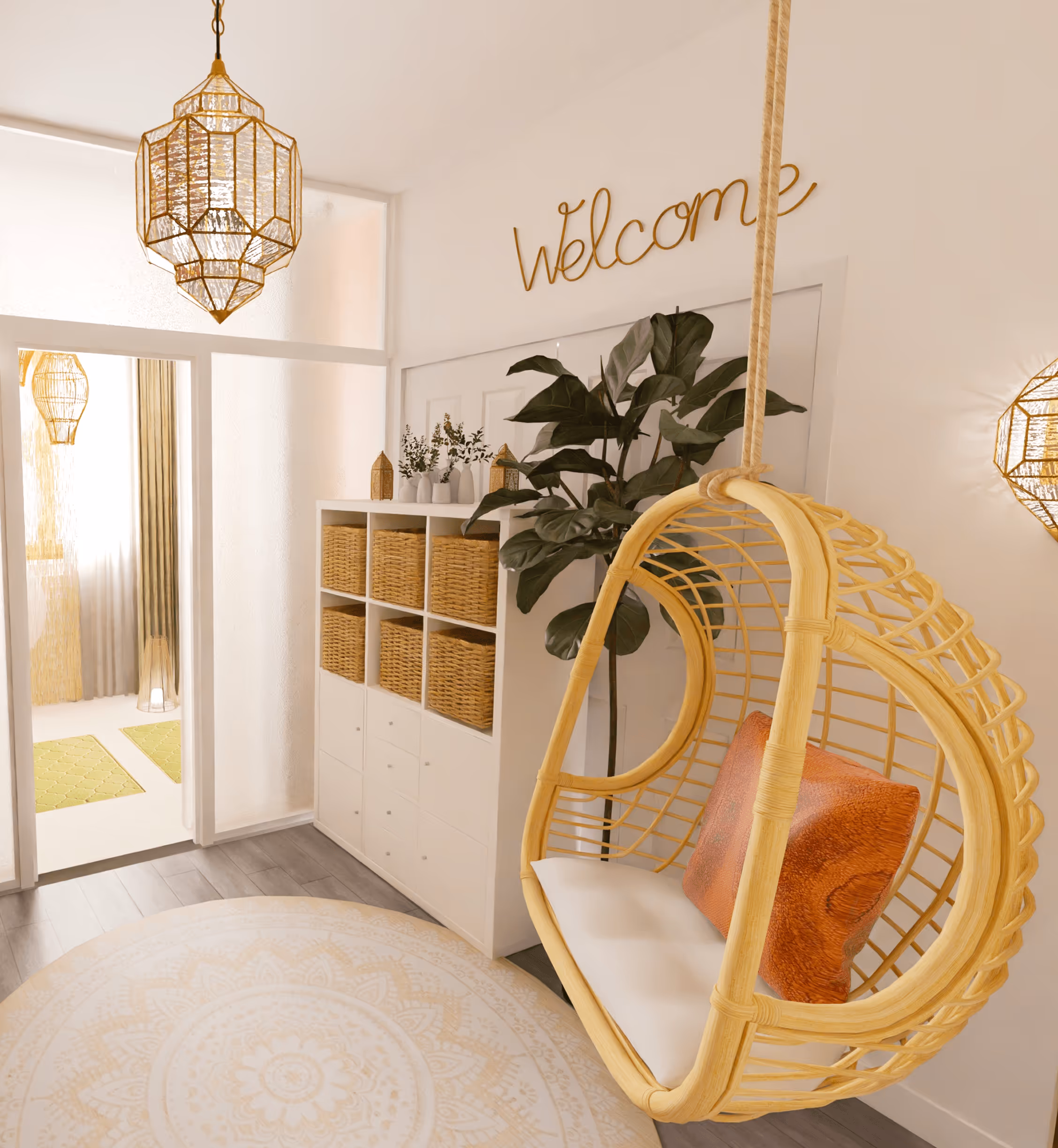 Espace d’accueil chaleureux avec fauteuil suspendu en rotin, coussin orange, meuble de rangement et décoration ‘Welcome’