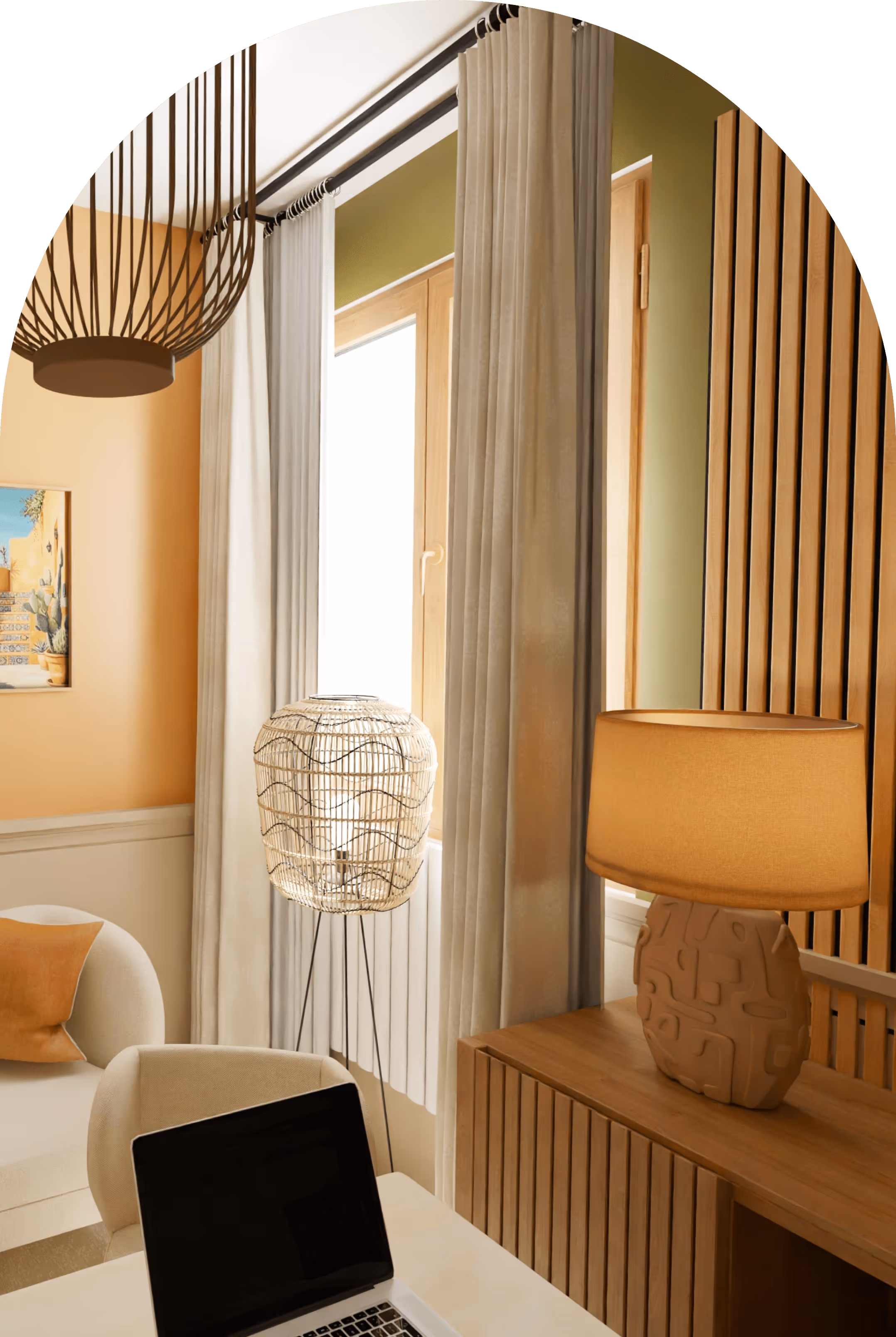 Espace bureau cosy de L'oasis avec rideaux beiges, lampe en rotin, lampe en céramique et mobilier en bois clair.
