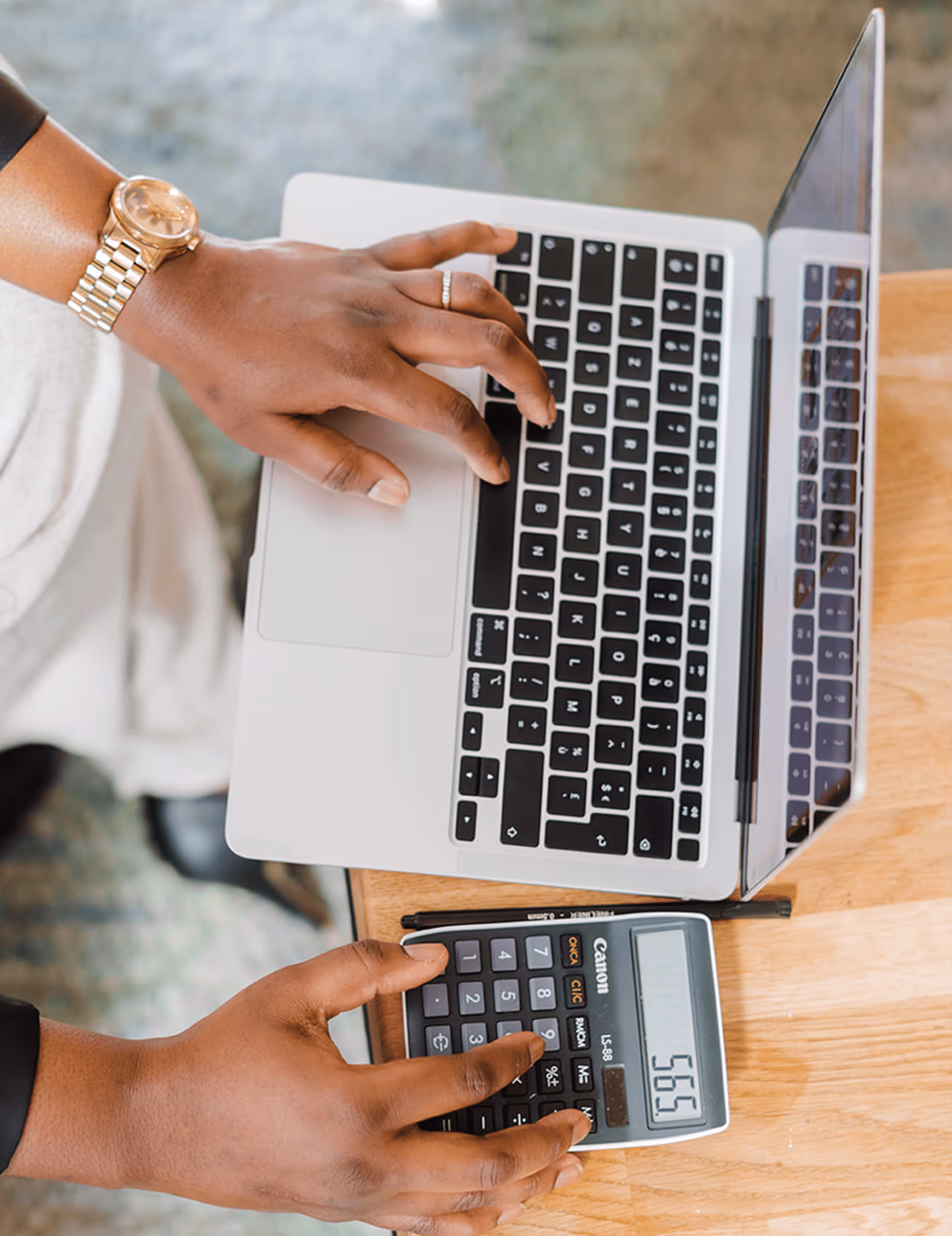 tity diomande sur son ordinateur avec une calculatrice