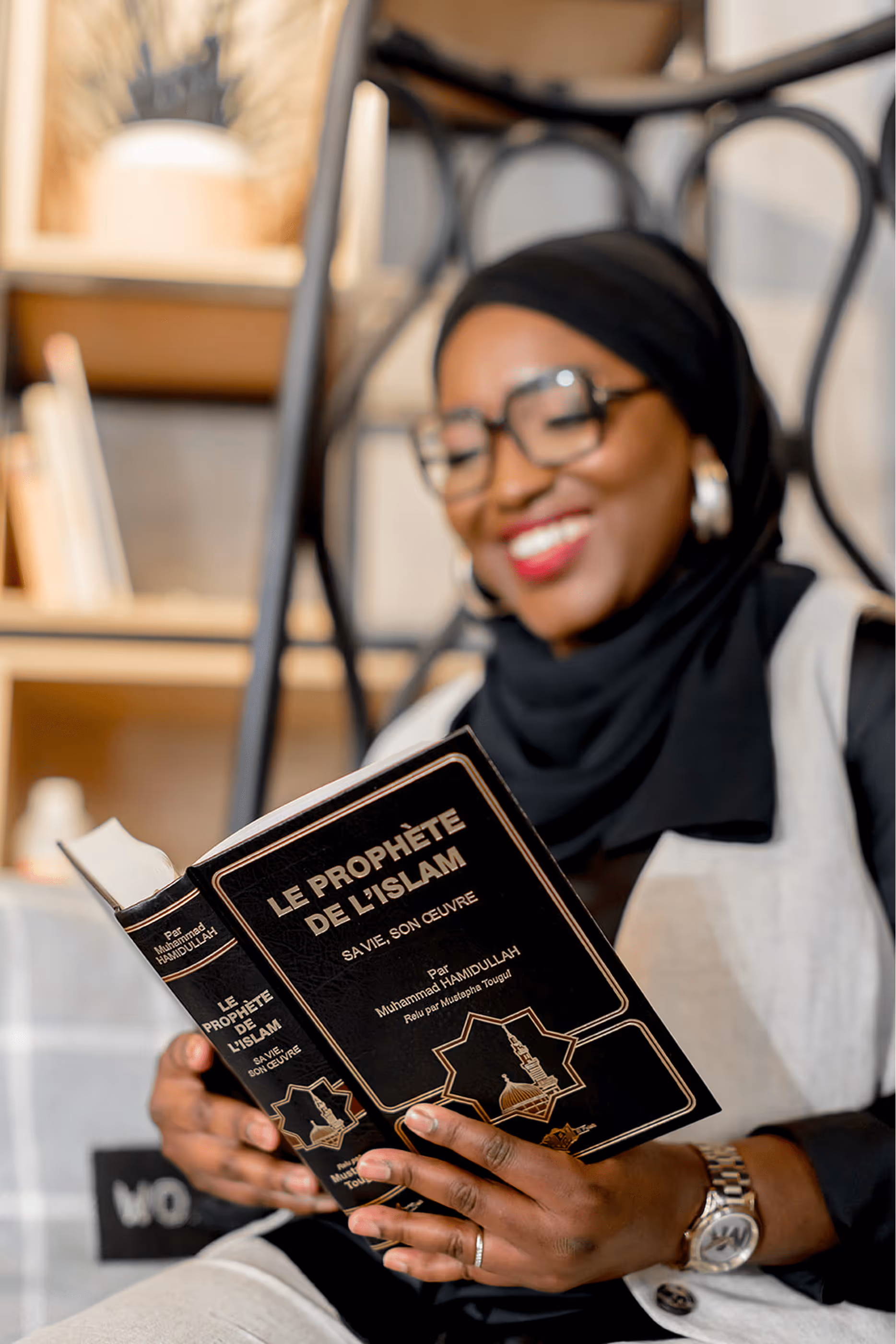TIty en train de lire "Le prophète de l'islam"