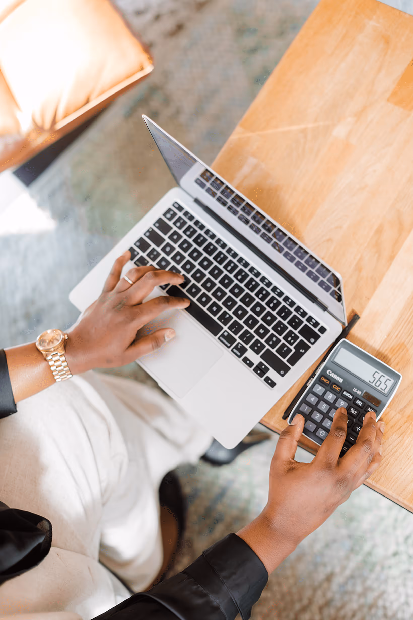 tity diomande sur son ordinateur avec une calculatrice