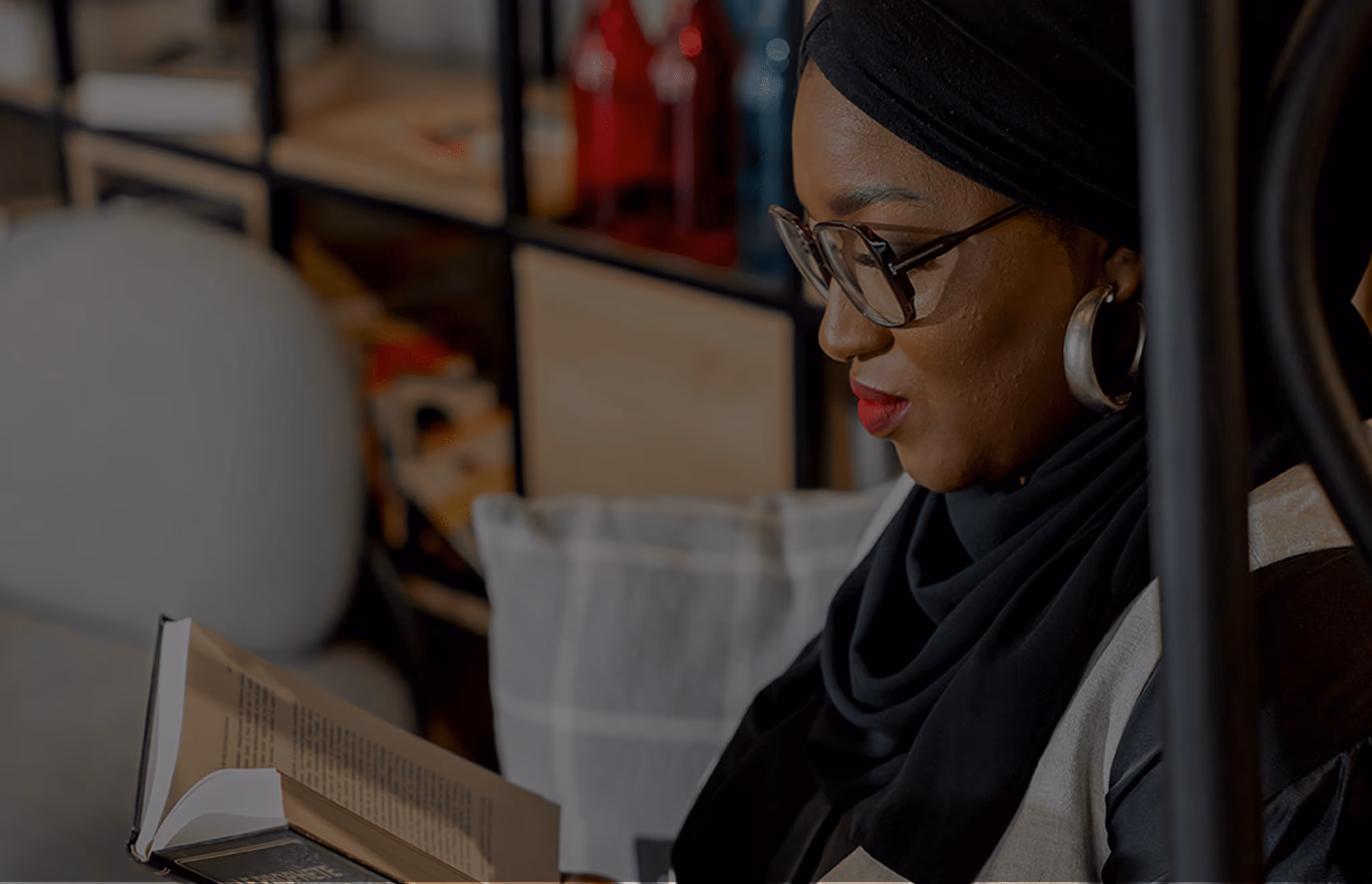 TIty en train de lire "Le prophète de l'islam"