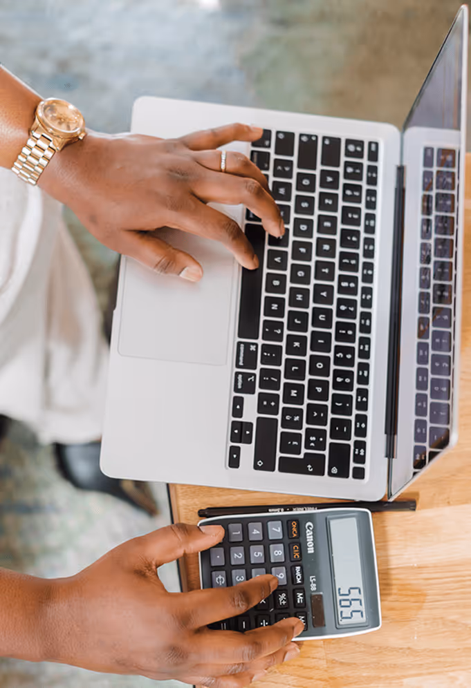 tity diomande sur son ordinateur avec une calculatrice