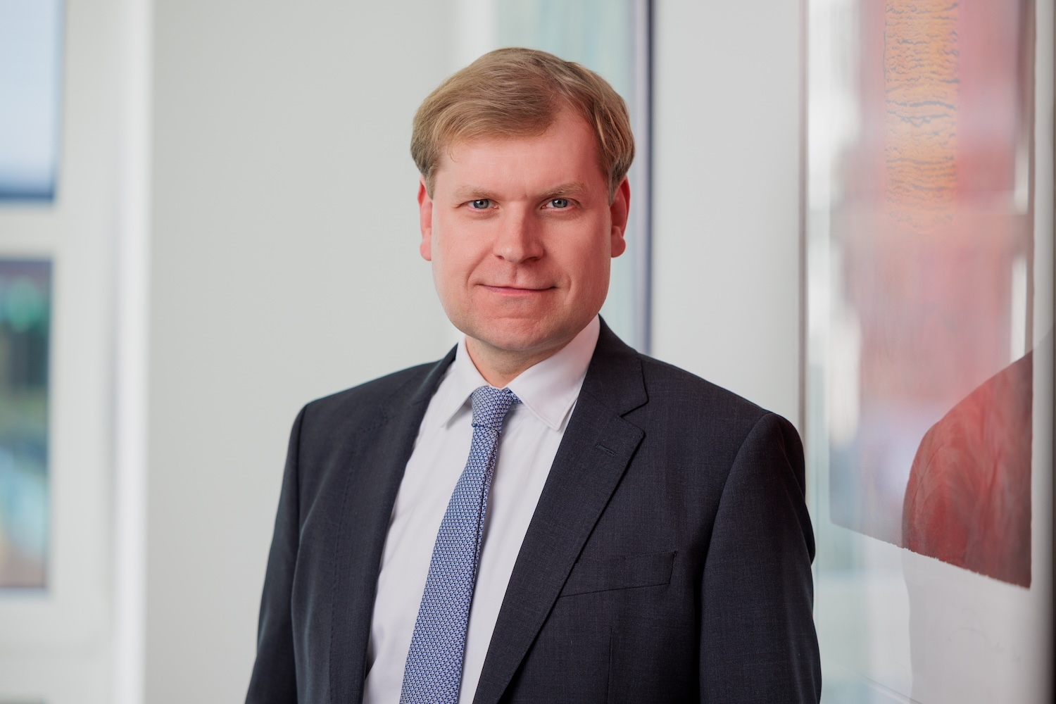 Porträt eines Mannes im Anzug, blond und blauer Krawatte