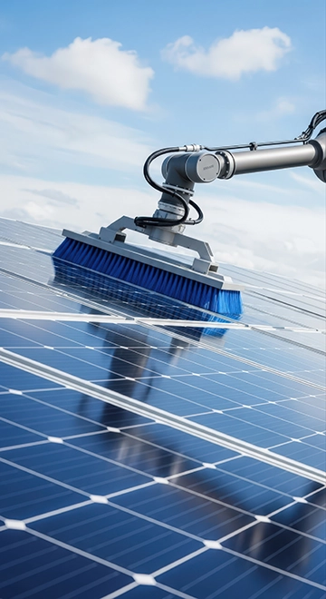 Professionelle Reinigung von Solarmodulen an einem sonnigen Tag