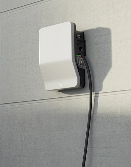 Wallbox an moderner Betonwand.
