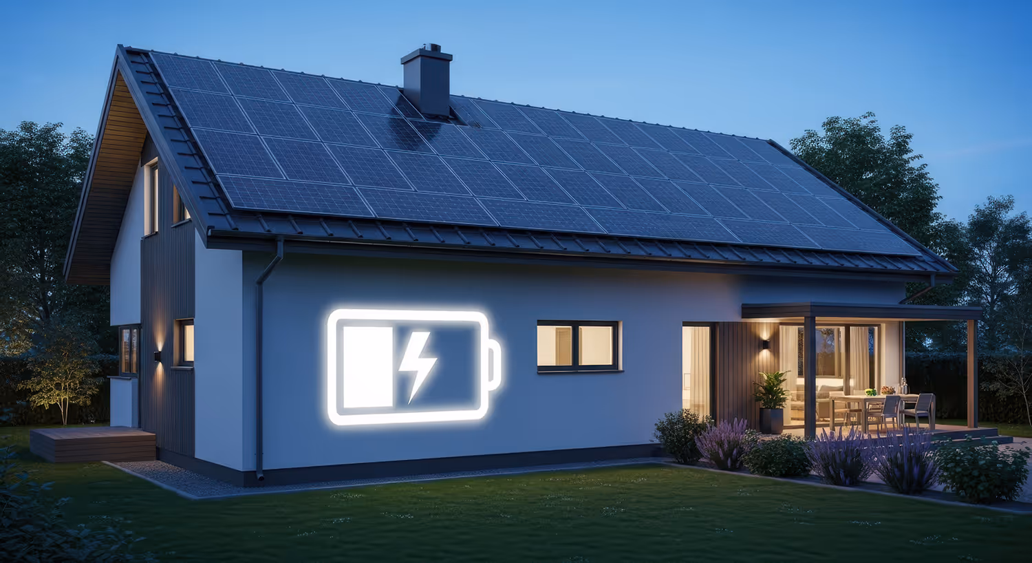 Ein modernes Haus mit Solarpaneelen auf dem Dach und einem beleuchteten Batteriesymbol an der Außenwand.
