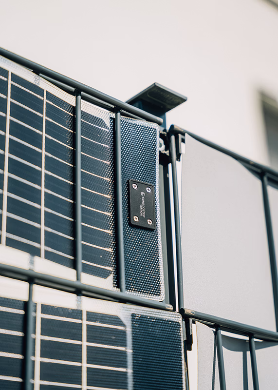 Nahaufnahme von Solarstreifen, die an einem Doppelstabmattenzaun befestigt sind.