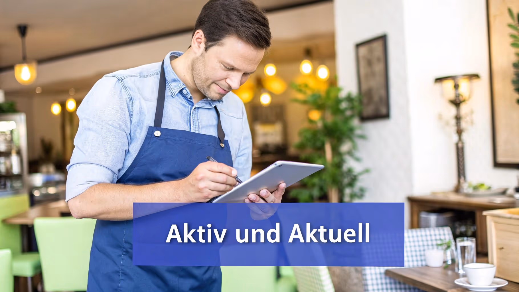 Ein Mann interagiert mit einem Tablet, auf dem ein Google Business Profile Dashboard zu sehen ist.