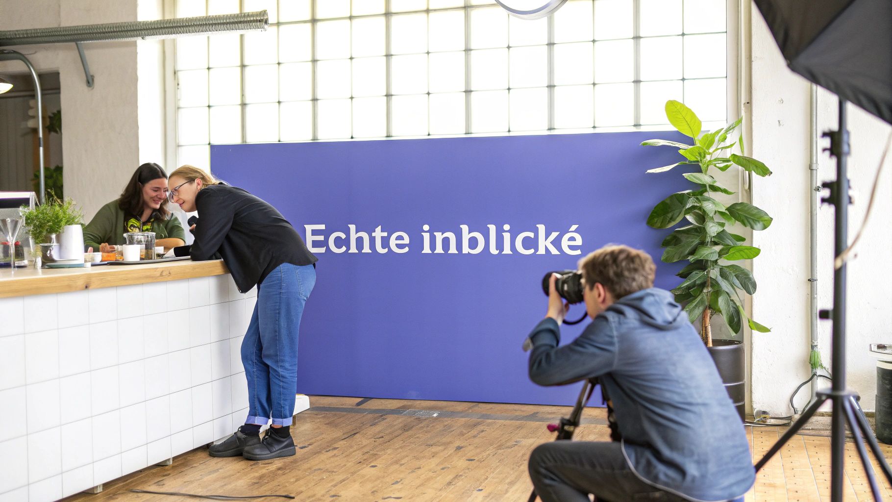 Eine Person hält ein Smartphone und macht ein Foto von einem Produkt in einem Geschäft.