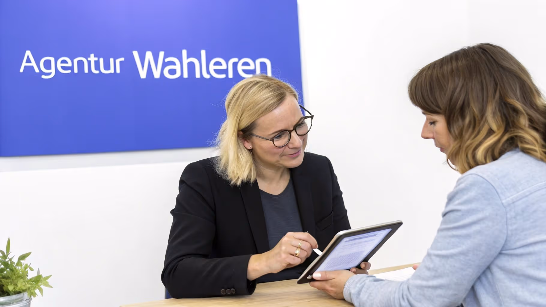 Eine Person hält eine Lupe über eine Checkliste, was die sorgfältige Auswahl einer SEO-Audit-Agentur symbolisiert.