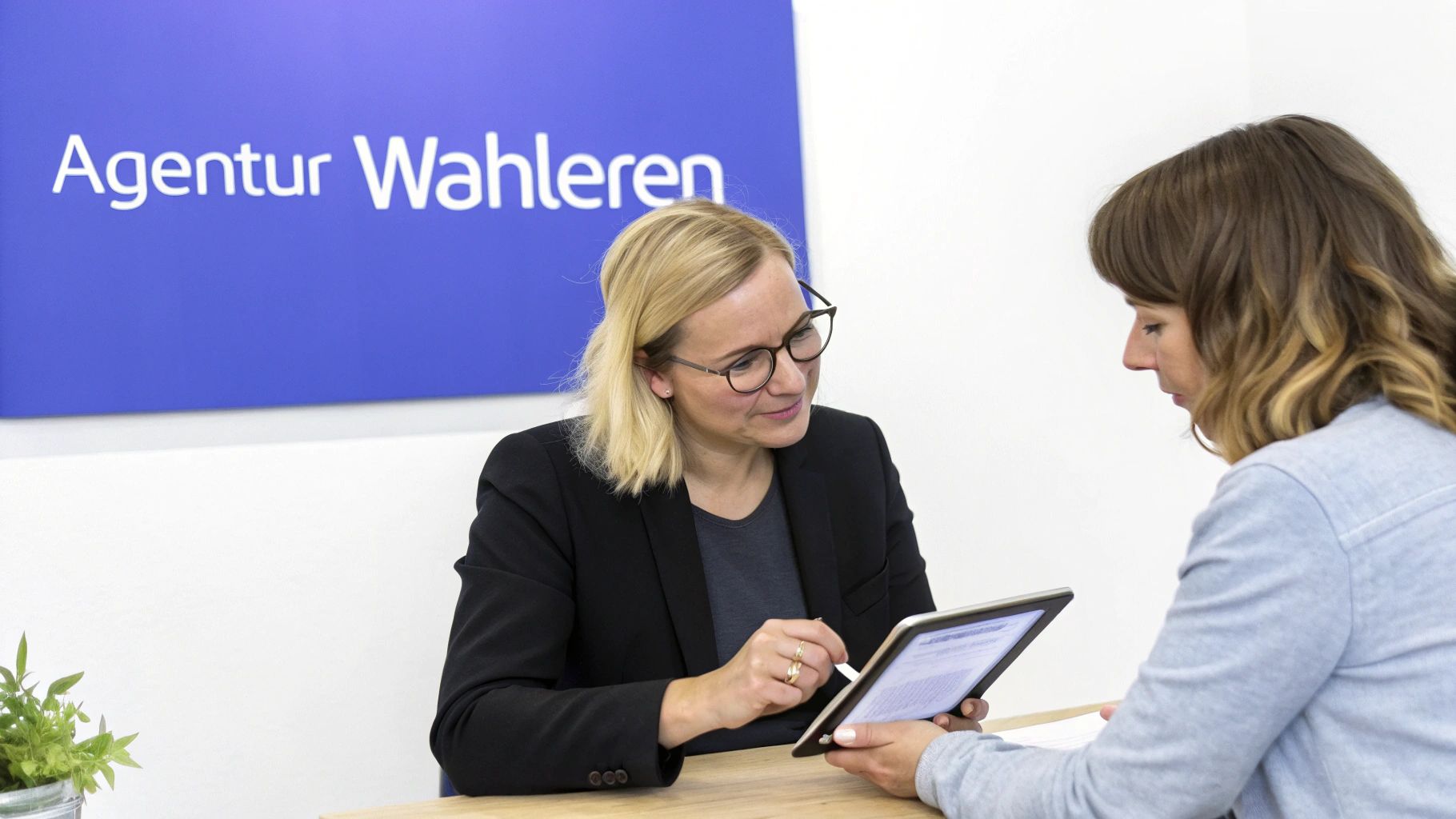 Eine Person hält eine Lupe über eine Checkliste, was die sorgfältige Auswahl einer SEO-Audit-Agentur symbolisiert.