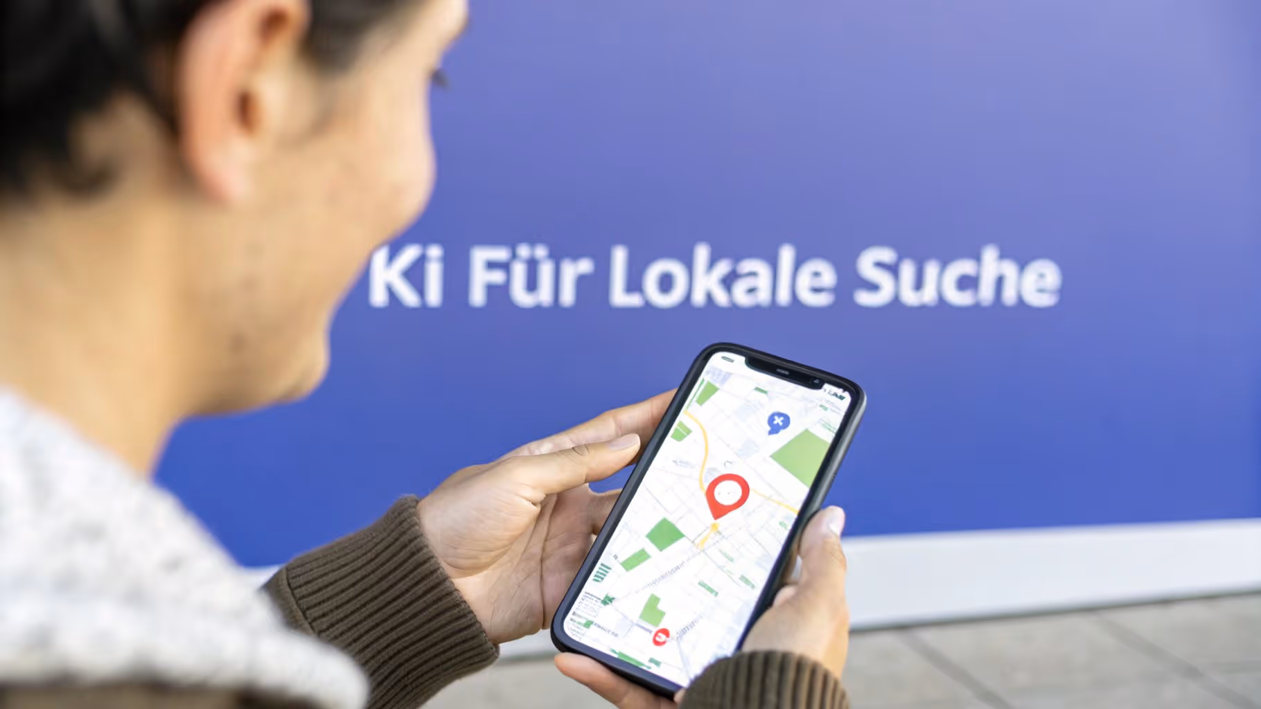 Ein stilisiertes Bild, das künstliche Intelligenz mit neuronalen Netzwerken und Datenpunkten darstellt, überlagert von einer lokalen Landkarte.