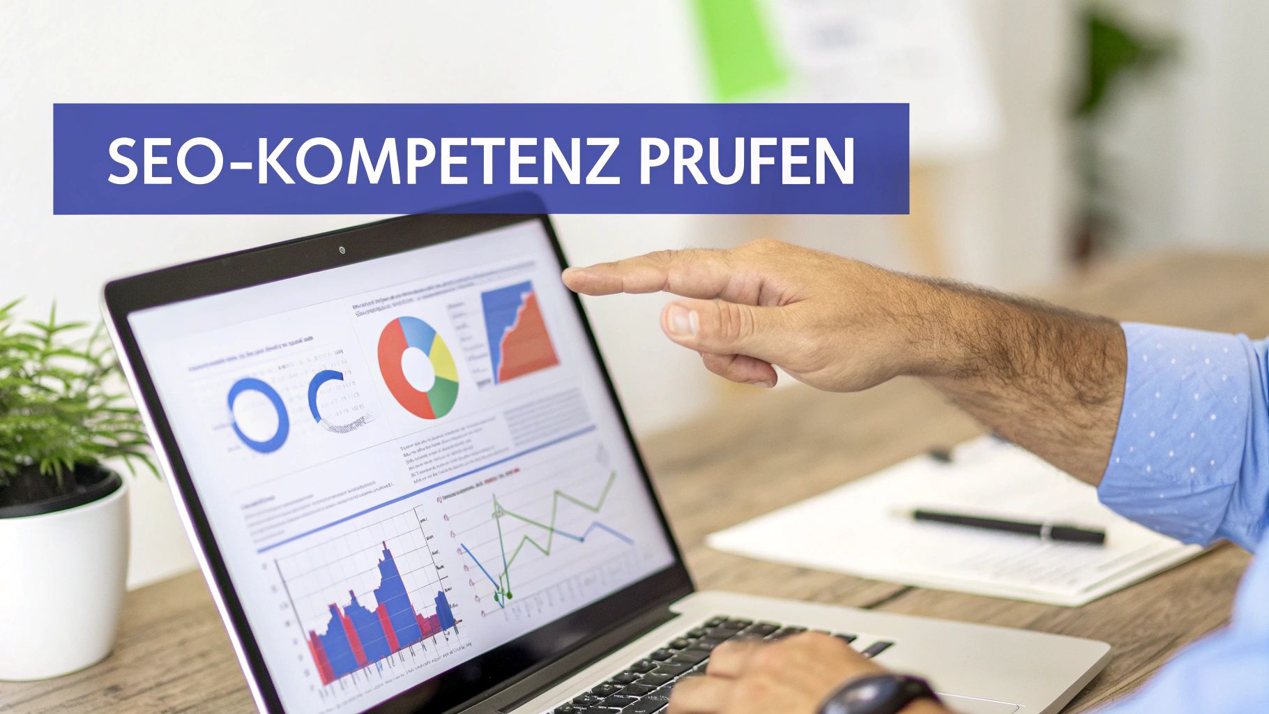 Eine Person analysiert Daten auf einem Laptop-Bildschirm, was die Bewertung von SEO-Kompetenz symbolisiert.