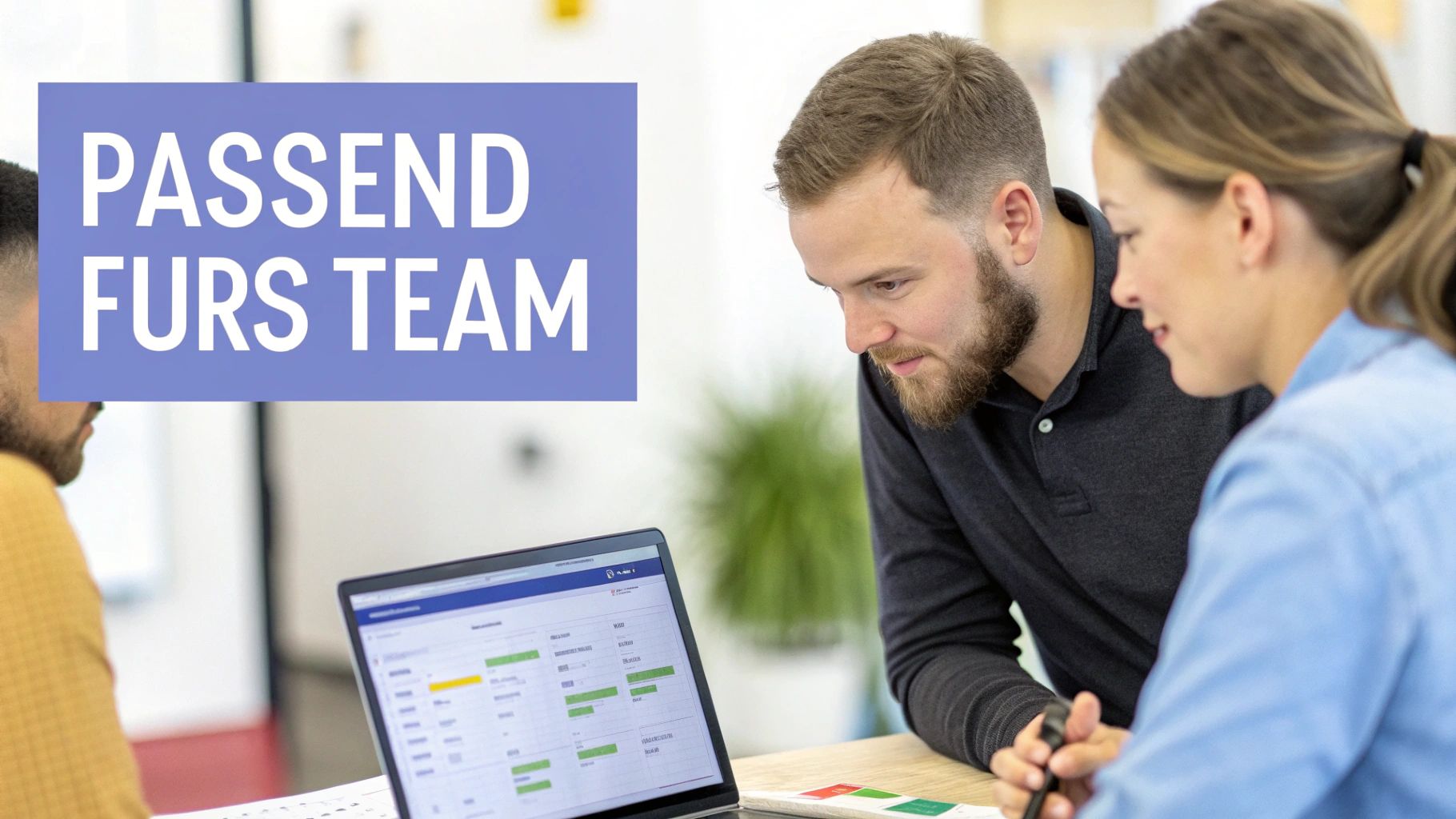 Eine Person sitzt an einem Schreibtisch und wählt eine SEO-Software auf ihrem Laptop-Bildschirm aus