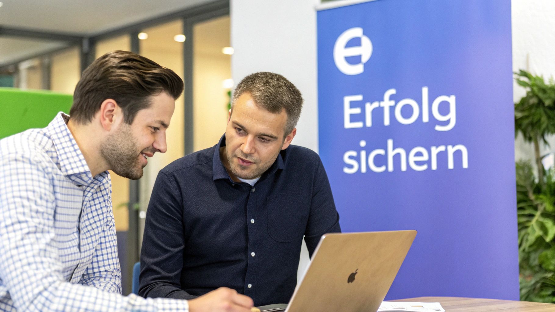 Zwei Geschäftsleute arbeiten zusammen am Laptop bei einer Beratung für digitale Marketingstrategie