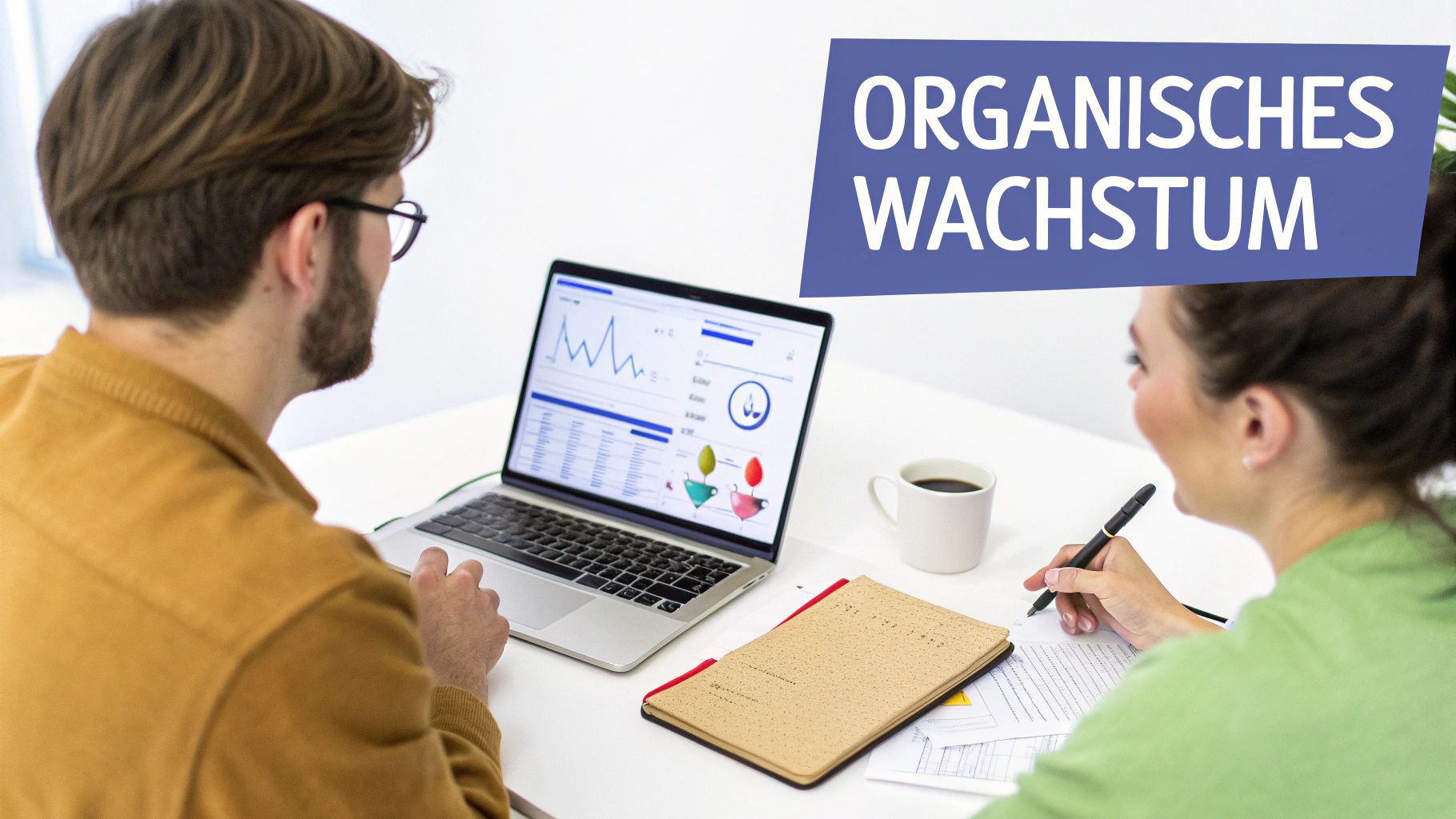 Zwei Personen am Schreibtisch, ein Mann analysiert Daten auf dem Laptop, während eine Frau Notizen macht. Banner: Organisches Wachstum.