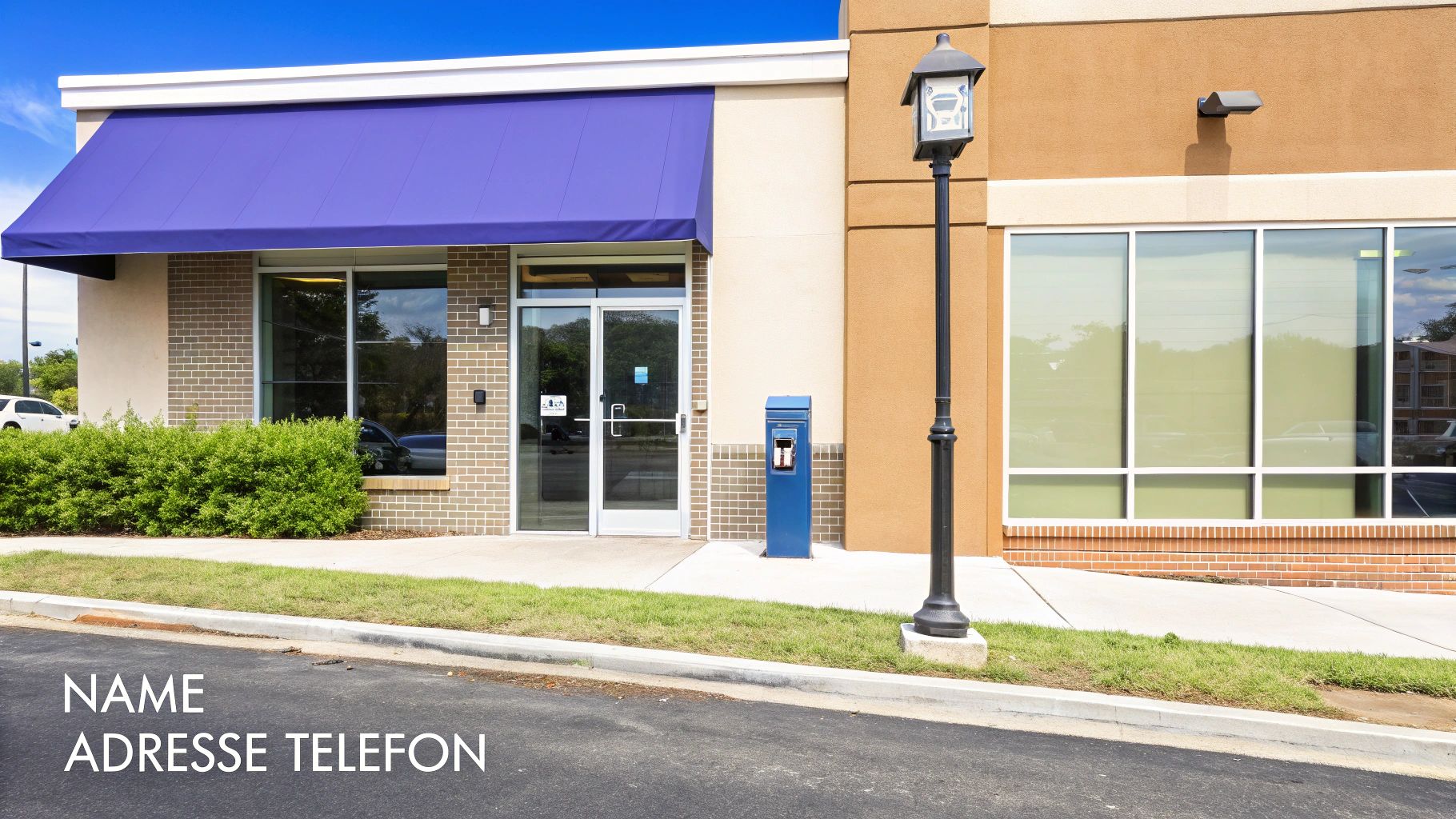 Eingangsbereich eines modernen Geschäftsgebäudes mit blauer Markise, Glasstür, Laterne und Spender unter klarem Himmel.