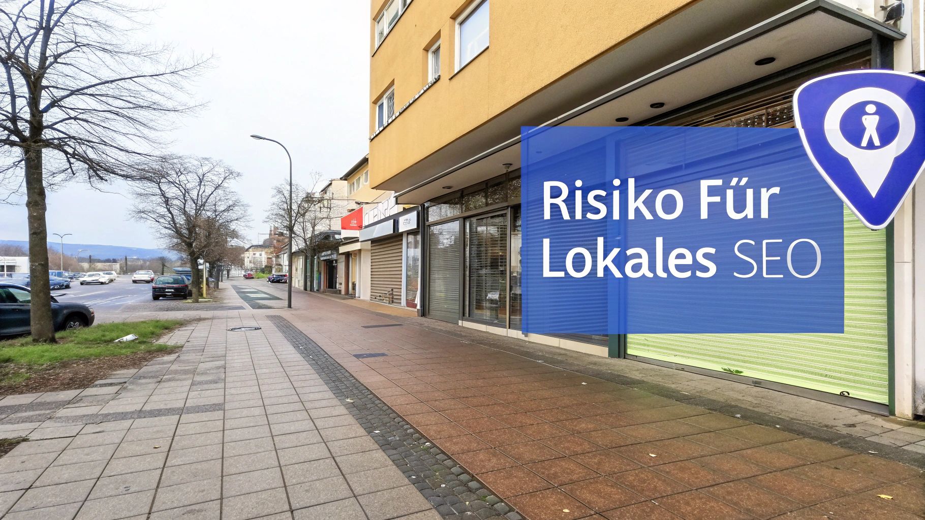 Straße mit Läden, geparkten Autos und dem Schriftzug 'Risiko Für Lokales SEO' auf blauem Overlay.