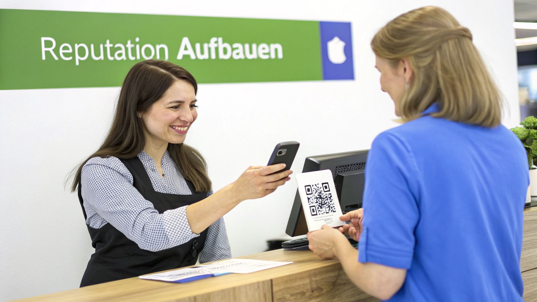 Mitarbeiterin scannt einen QR-Code einer Kundin am Schalter für Reputationsaufbau.