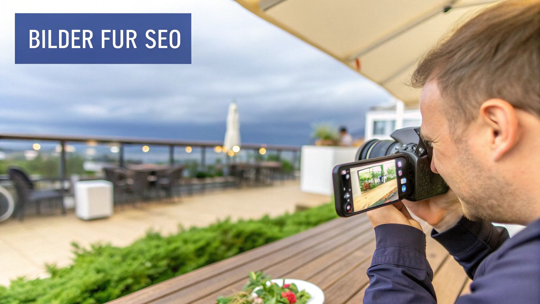 Mann fotografiert mit DSLR-Kamera und Smartphone auf einer Dachterrasse für SEO-Bilder.