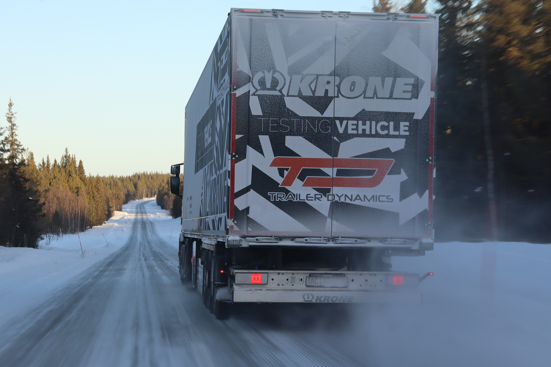 eTrailer im Wintertest auf verschneiter Strasse