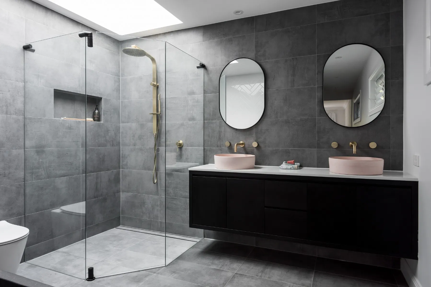 image of a sparkling bathroom for a cleaning service