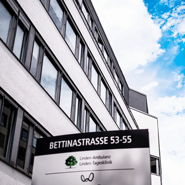 Eingang der Linden-Tagesklinik in der Bettinastraße im Frankfurter Westend