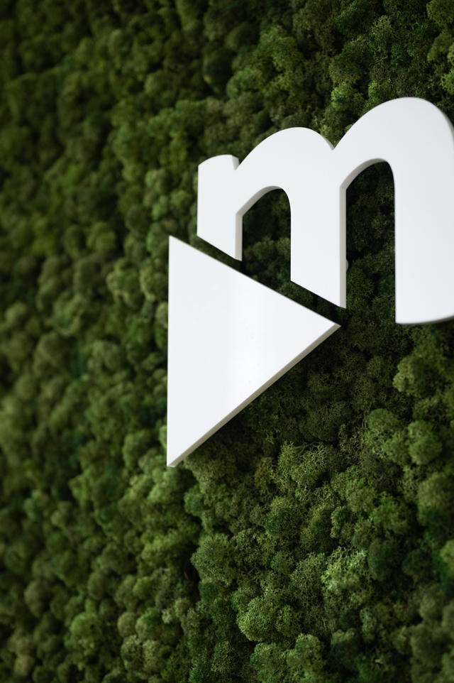 movingimage favicon on a vegetal green wall