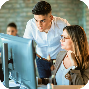 2 colleagues discussing in front of a computer