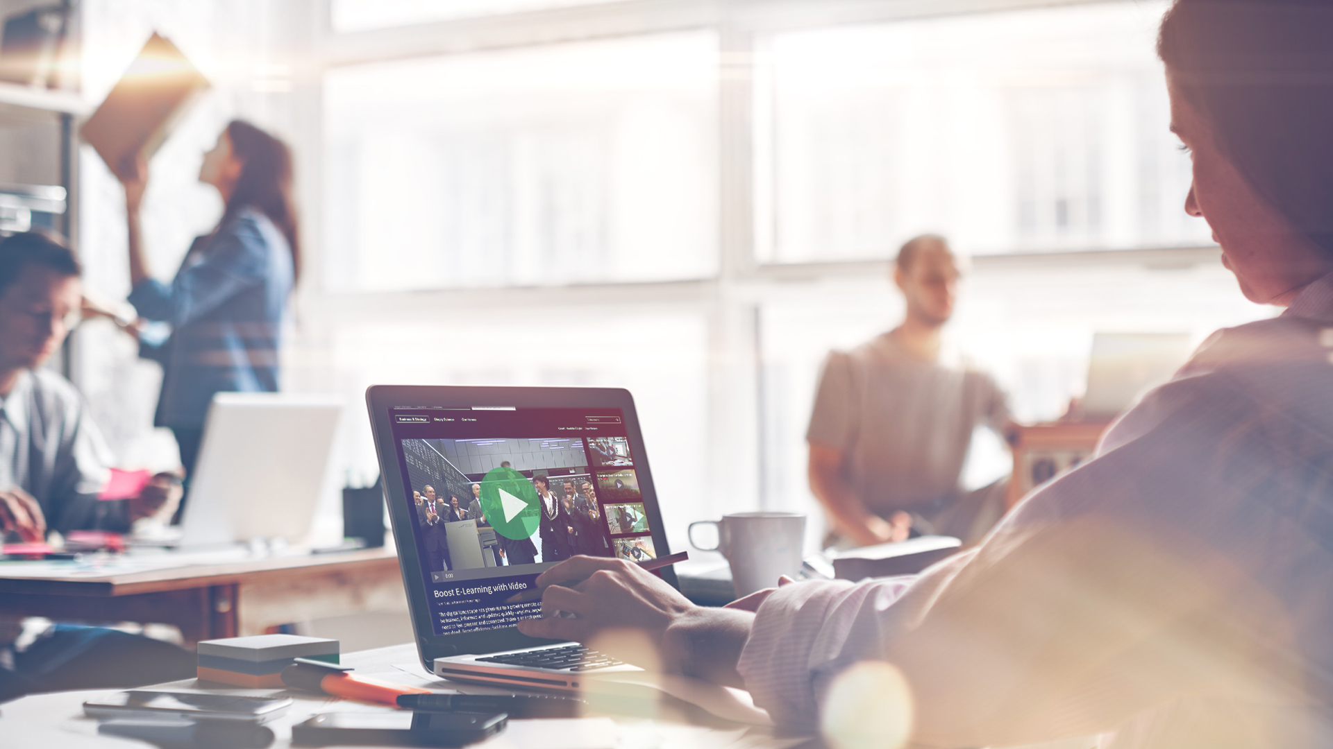 Videos & eLearning in Aktion: jemand sieht sich einen Videokurs an