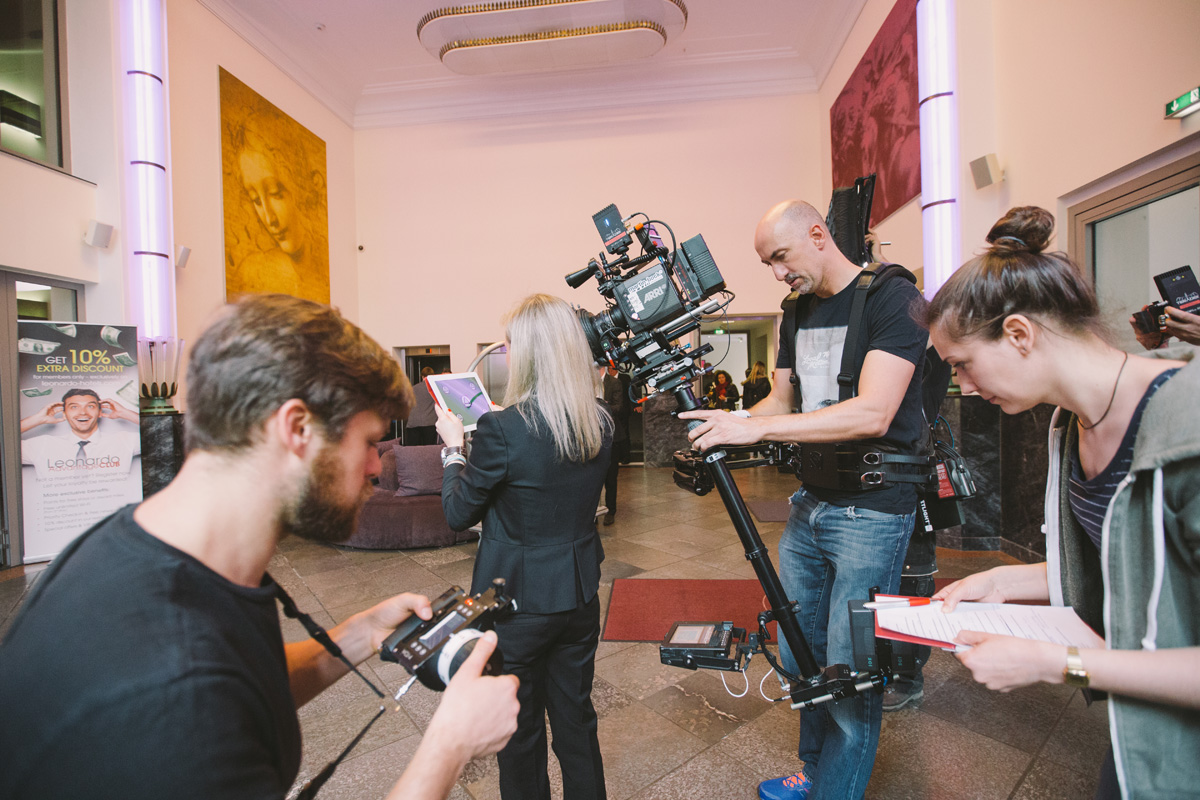 Leonardo Hotels - Onetake Videoproduktion bei movingimage: Ganz ohne Schnitt erklärt