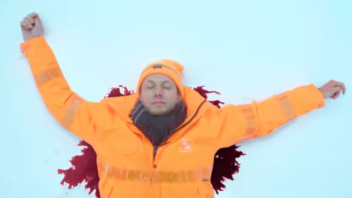 BSR-Mitarbeiter in einem humorvollen Mockumentary-Video zum Arbeitsschutz im Winterdienst
