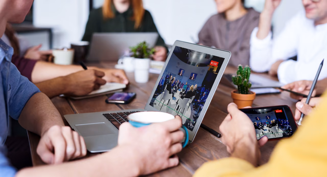 Illustration, die zeigt, wie ein eCDN (Enterprise Content Delivery Network) Video im Unternehmensnetzwerk verteilt