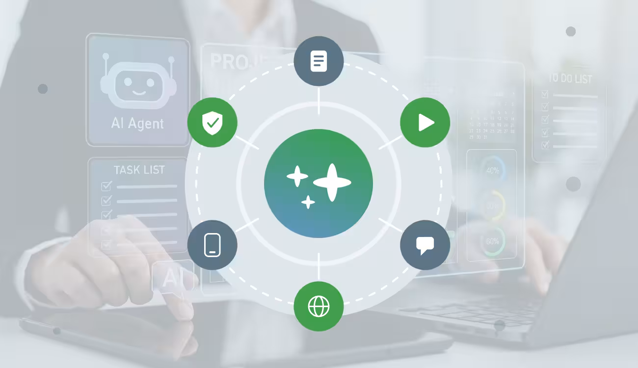 Illustration eines leuchtenden KI-Agenten-Symbols mit der Beschriftung „AI Agent", verbunden mit Häkchen-, Video-, Chat-, Kalender- und Globus-Icons vor einem unscharfen Foto von Menschen am Laptop.