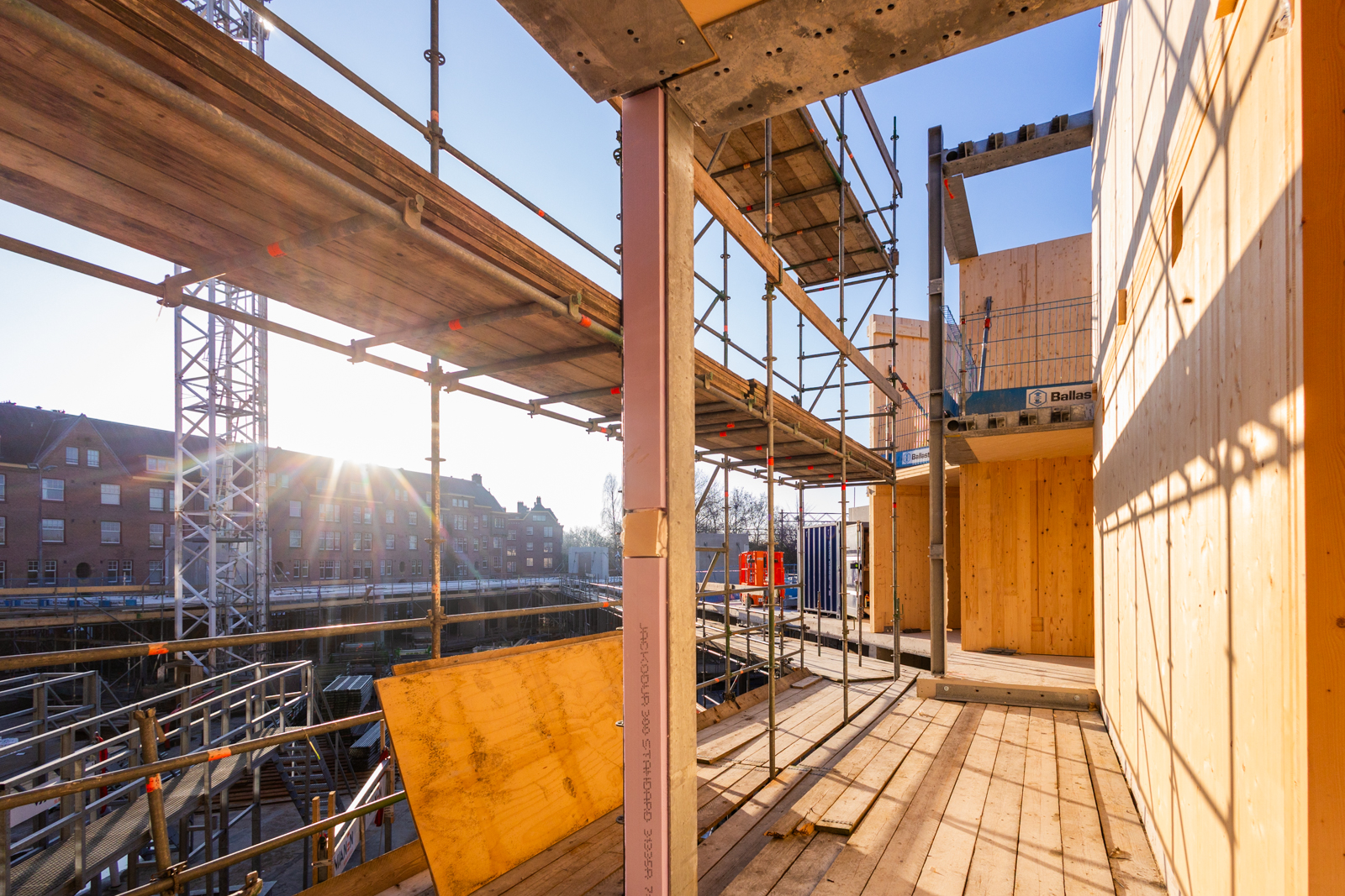 Architect Job Floris van Monadnock Architecten spreekt over het samenspel van hout en steen, de uitdagingen van een pioniersproject en waarom een gebouw soms meer weg heeft van een ruimteschip.